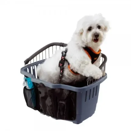 Cestino per animali domestici grigio con un cane bianco seduto, indossando un'imbracatura di sicurezza, pronto per il trasporto.