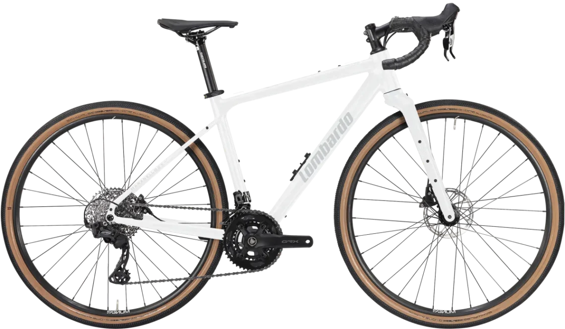 Vista laterale completa della bicicletta Lombardo Maranello, che mostra il telaio bianco, le ruote con copertoni marroni e i componenti di alta qualità, progettata per il gravel riding e le avventure su terreni misti.