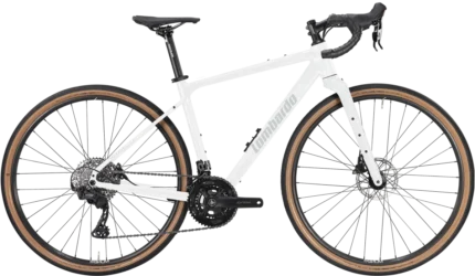 Vista laterale completa della bicicletta Lombardo Maranello, che mostra il telaio bianco, le ruote con copertoni marroni e i componenti di alta qualità, progettata per il gravel riding e le avventure su terreni misti.