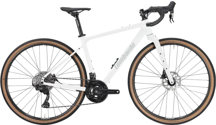 Vista laterale completa della bicicletta Lombardo Maranello, che mostra il telaio bianco, le ruote con copertoni marroni e i componenti di alta qualità, progettata per il gravel riding e le avventure su terreni misti.
