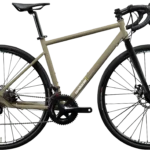 Vista laterale della bicicletta Lombardo con telaio beige e forcella nera, progettata per il gravel riding. Caratterizzata da componenti di alta qualità e pneumatici adatti a terreni vari, offre prestazioni eccellenti e un design moderno.