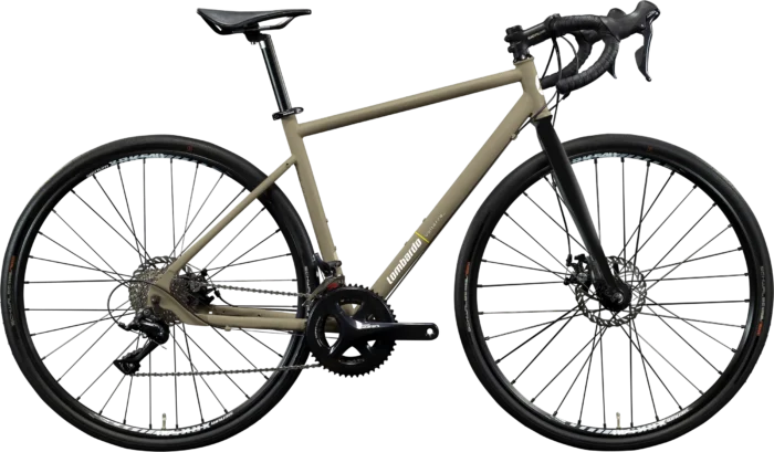 Vista laterale della bicicletta Lombardo con telaio beige e forcella nera, progettata per il gravel riding. Caratterizzata da componenti di alta qualità e pneumatici adatti a terreni vari, offre prestazioni eccellenti e un design moderno.