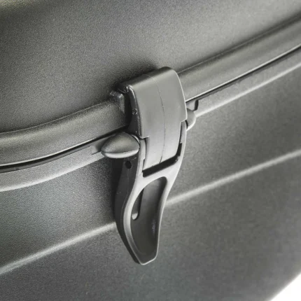 Bauletto posteriore BRN in acciaio nero, resistente e funzionale, per un uso quotidiano durante le tue avventure.