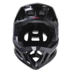 Interno del casco BRN con design ventilato, mostrando la struttura e i materiali di protezione.