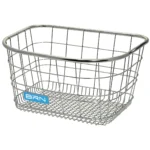 Cestino in metallo cromato con design rettangolare, dimensioni ideali per organizzare spazi in casa.