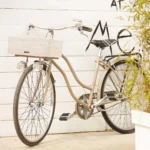 Leggero e resistente grazie al suo design e alla sua lavorazione a rete traforata si puo' montare sia sul portapacchi anteriore