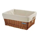Cassetta BRN Small in vimini naturale con federa Ecrù. Le sue dimensioni sono 41 x 31 x 19 cm.