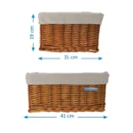 Cassetta BRN Small in vimini naturale con federa Ecrù. Le sue dimensioni sono 41 x 31 x 19 cm.
