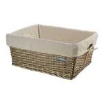 Cassetta BRN Maxi in vimini invecchiata con fodera Ecrù. Le sue dimensioni sono 47 x 37 x 21 cm.