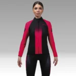 Ciclista donna in maglia BRN a manica lunga, colore nero e rosa, con cerniera YKK e design moderno.