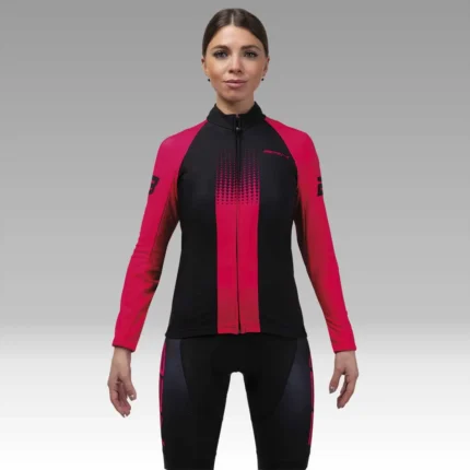 Ciclista donna in maglia BRN a manica lunga, colore nero e rosa, con cerniera YKK e design moderno.