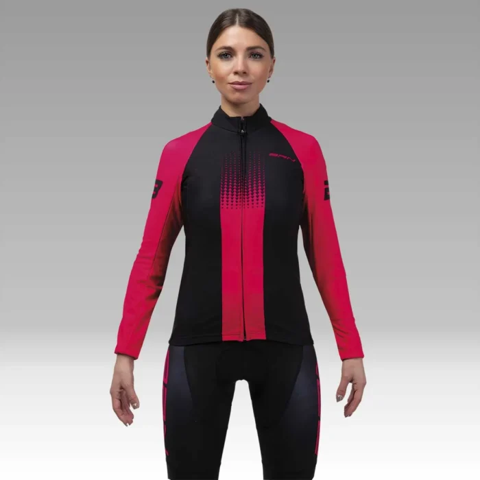 Ciclista donna in maglia BRN a manica lunga, colore nero e rosa, con cerniera YKK e design moderno.