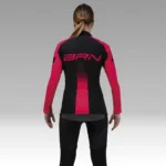 Vista posteriore della ciclista donna in maglia BRN a manica lunga, mostrando il logo BRN sulla schiena.