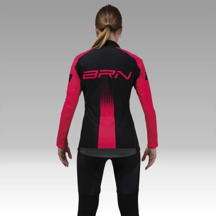 Vista posteriore della ciclista donna in maglia BRN a manica lunga, mostrando il logo BRN sulla schiena.
