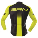 Vista posteriore del giubbino BRN invernale giallo fluo e nero, con logo BRN ben visibile.