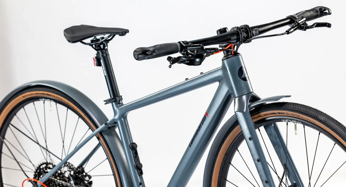 Bicicletta vista da davanti, evidenziando il telaio e il manubrio.