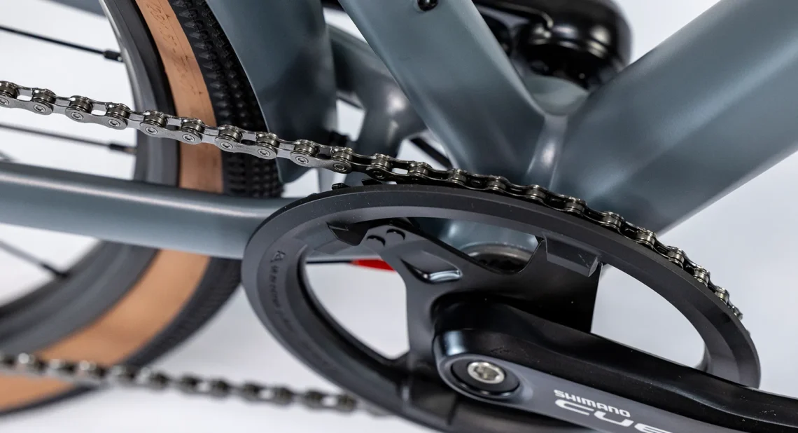 Guarnitura in alluminio con pedali montati su una bicicletta.