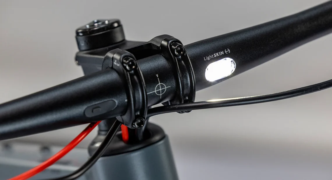 Dettaglio della luce integrata su una bicicletta, progettata per migliorare la visibilità e la sicurezza durante le pedalate notturne