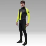 iclista uomo in giubbino BRN giallo fluo, in posizione verticale, con espressione determinata.