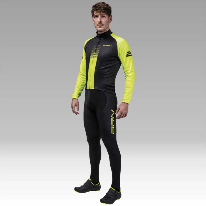 iclista uomo in giubbino BRN giallo fluo, in posizione verticale, con espressione determinata.