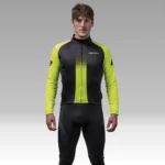 Ciclista uomo in giubbino BRN giallo fluo e nero, in vista frontale, pronto per una pedalata.