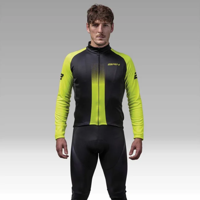 Ciclista uomo in giubbino BRN giallo fluo e nero, in vista frontale, pronto per una pedalata.