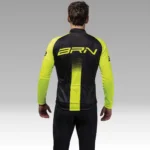 ista posteriore del giubbino BRN giallo fluo e nero, con logo BRN ben visibile.