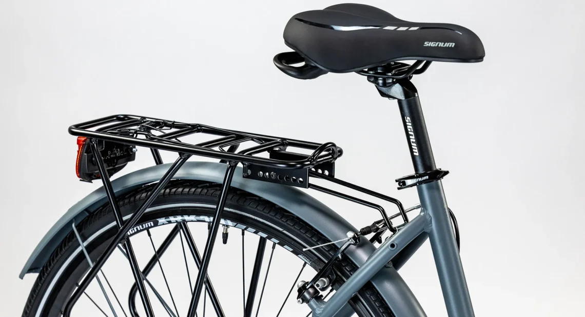 Vista posteriore di una bicicletta elegante con telaio in alluminio