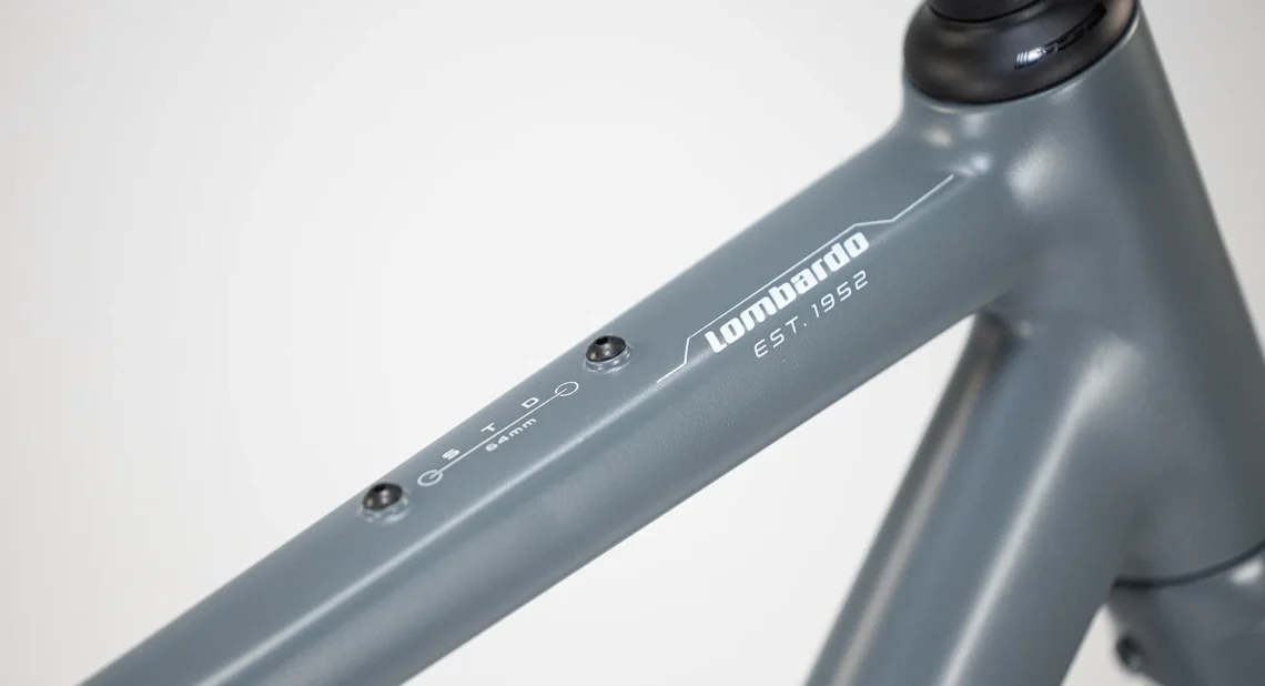 Dettaglio del telaio della bicicletta Lombardo Maranello, con il logo 'Lombardo' e l'indicazione dell'anno di fondazione, 1952, che evidenzia l'eredità e la qualità artigianale del marchio.