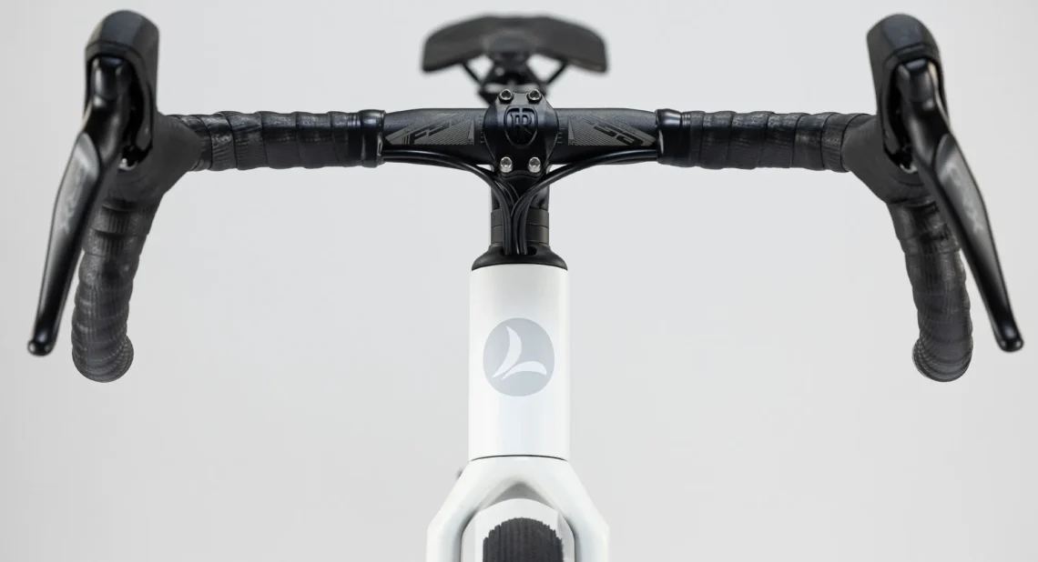 Dettaglio del manubrio della bicicletta Lombardo Maranello, mostrando il design ergonomico delle leve dei freni e il nastro del manubrio, per una presa sicura e confortevole durante la guida.