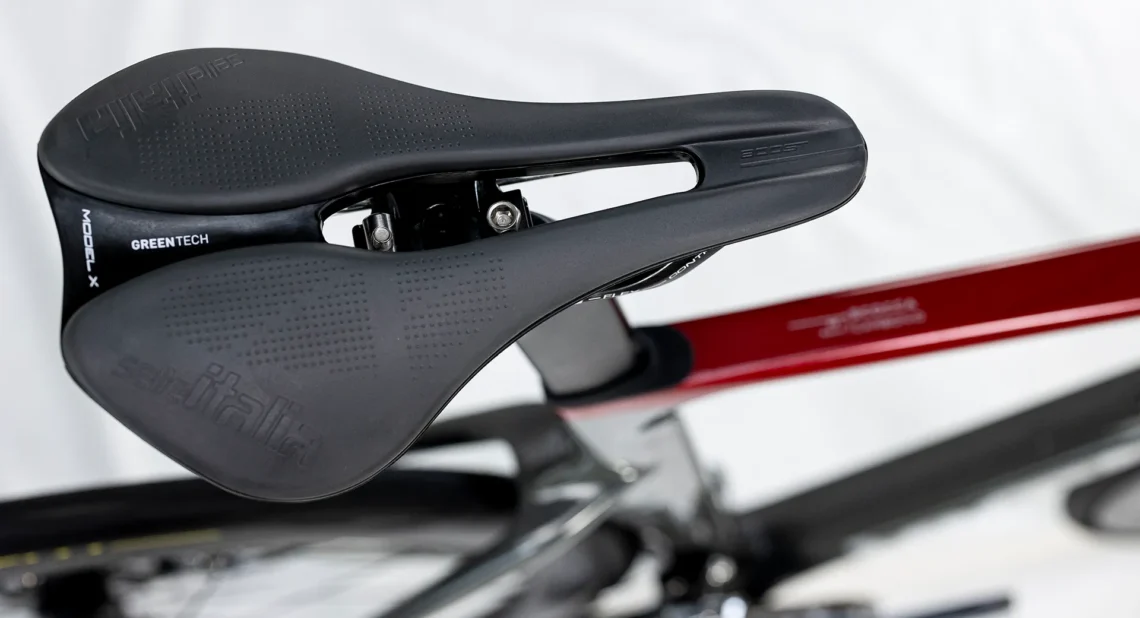 Dettaglio della sella della bicicletta Lombardo, evidenziando il modello X di Selle Italia con tecnologia GreenTech. Mostra il design ergonomico e il comfort per lunghe pedalate.