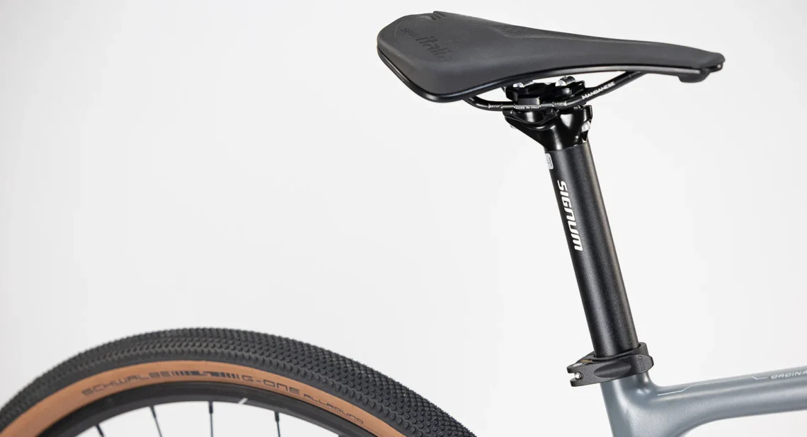 Dettaglio della sella e del reggisella della bicicletta Lombardo Maranello, evidenziando il design ergonomico della sella e la robustezza del reggisella Signum, con il copertone in evidenza sullo sfondo.